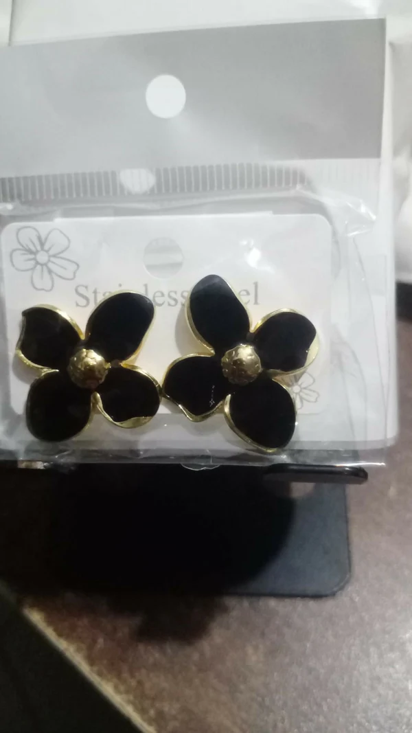 Black Floral Enamel Stud Earrings for Women Elegant Anti Tarnish Daily Wear - Image 3