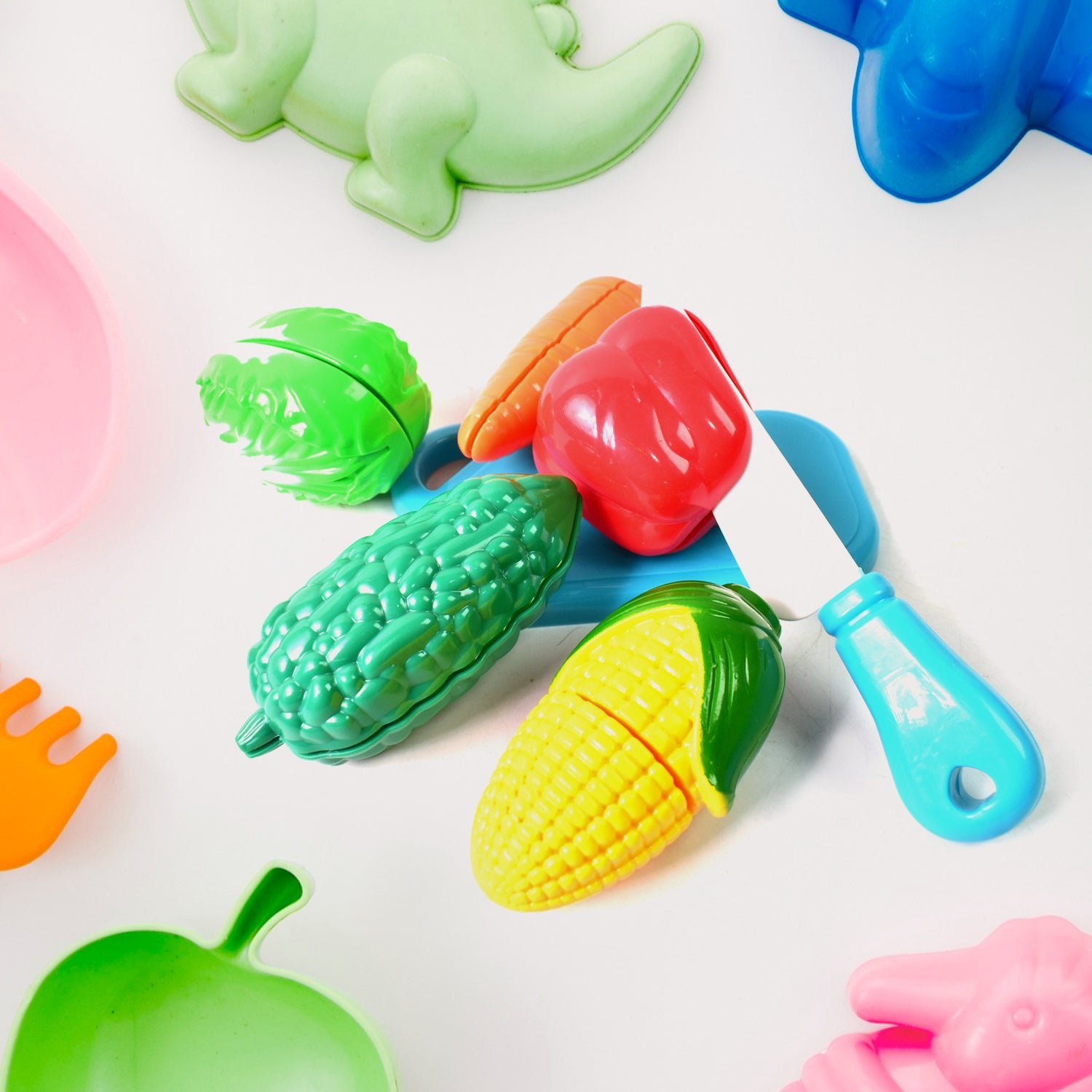 04_22a4da62-8bce-4be3-8e25-d55282c4f52f.jpg Realistic slice-able fruits and vegetables cut in 2 part play toy set - Image 1