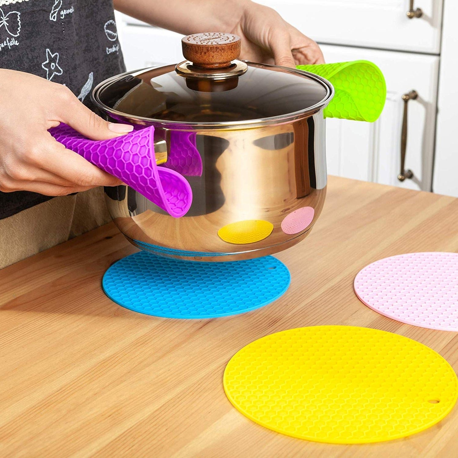 04_f2682db6-d03c-4052-afeb-cff42c535a1b.jpg Silicone Trivet Hot Pad for Pots and Hot Dishes – 1 Piece - Image 1